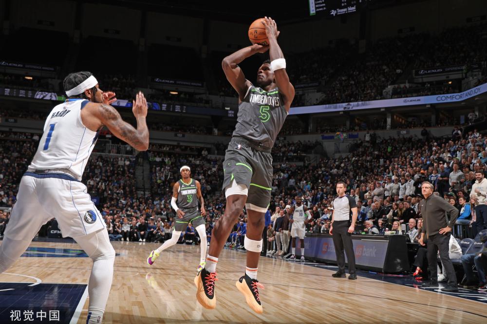 归功于他在 归功于他在